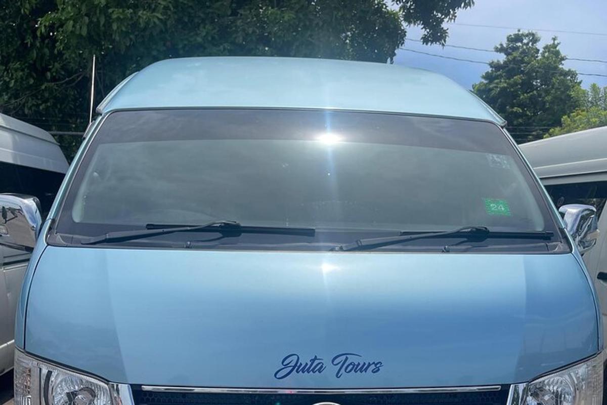 sebuah van putih diletakkan di tempat letak kereta