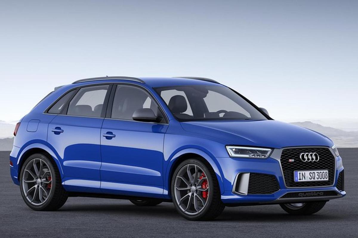 un'Audi blu parcheggiata in un parcheggio