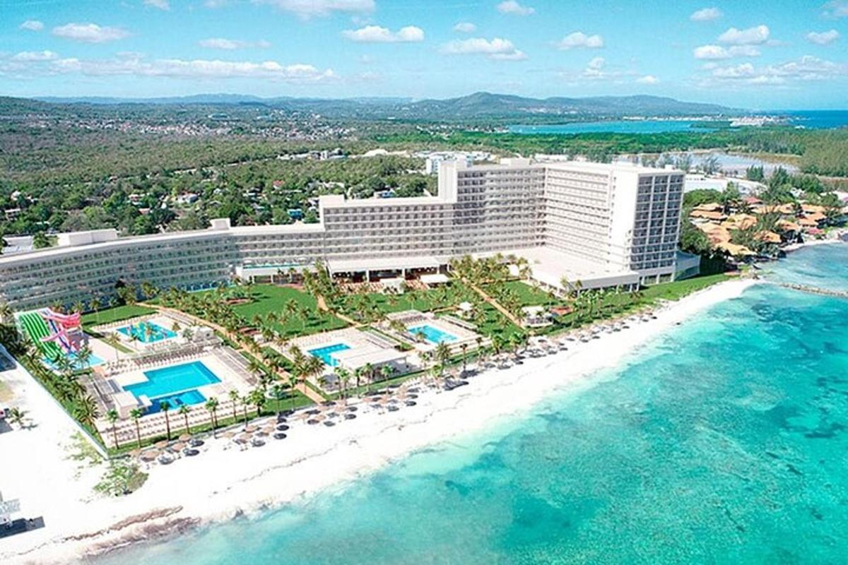 eine Luftaufnahme eines Resorts und des Ozeans