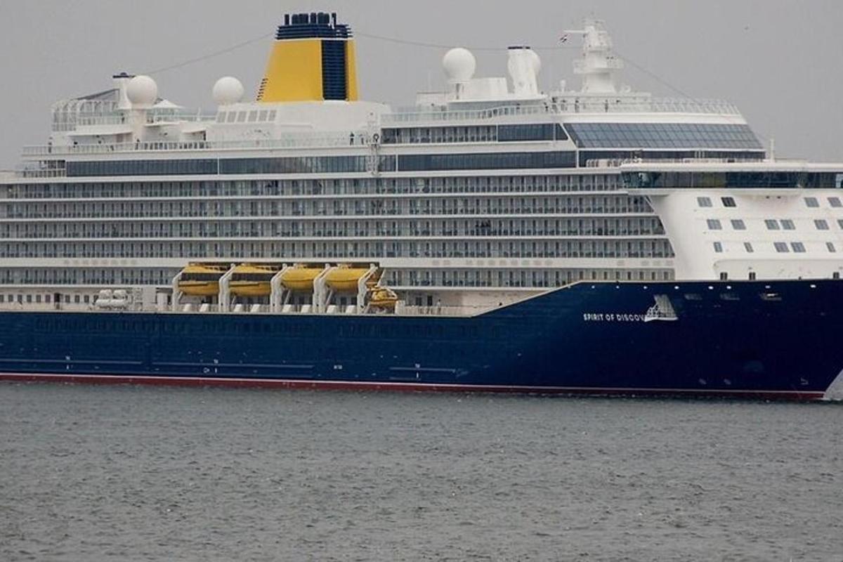 una nave da crociera è attraccata in acqua
