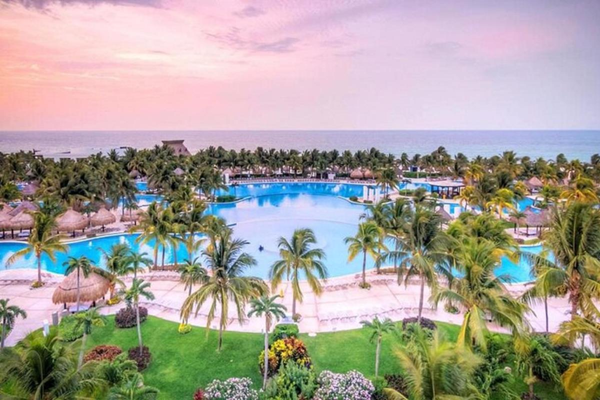vista aèria d'un complex turístic amb una gran piscina