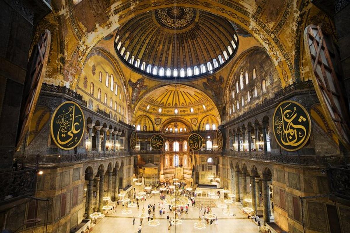 una vista di un grande edificio con persone che camminano al suo interno