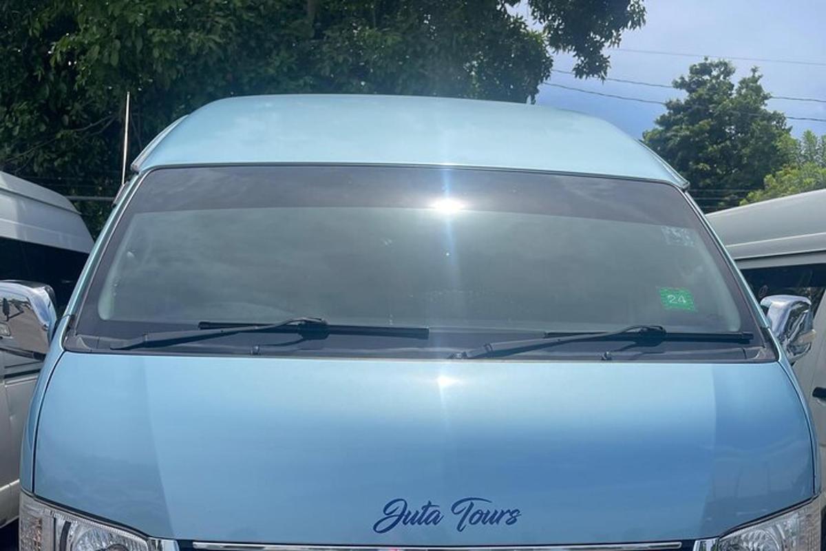 valge auto esiklaas parklas