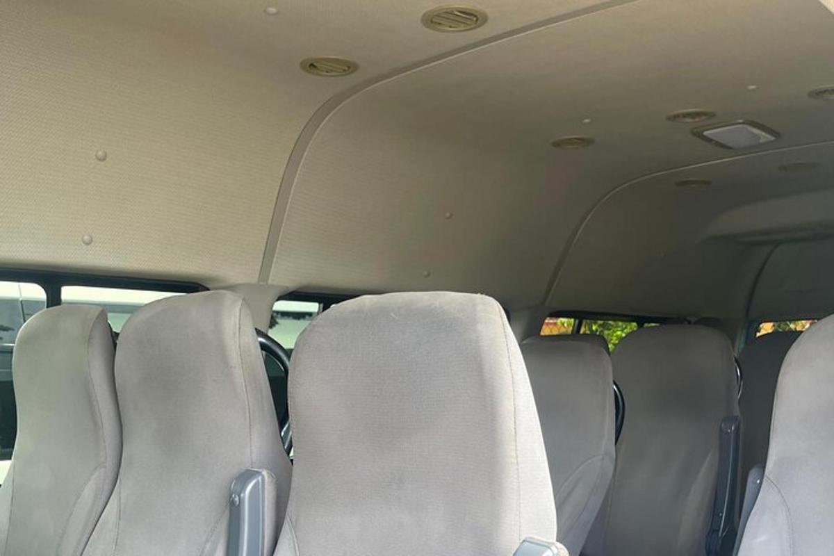 una fila de asientos en la parte trasera de un coche