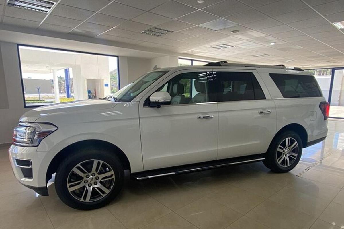 건물에 주차된 흰색 SUV