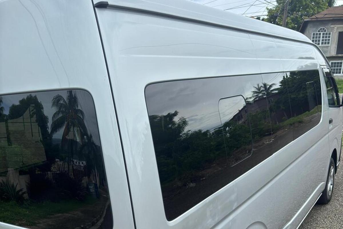 una camioneta blanca estacionada al costado de una calle