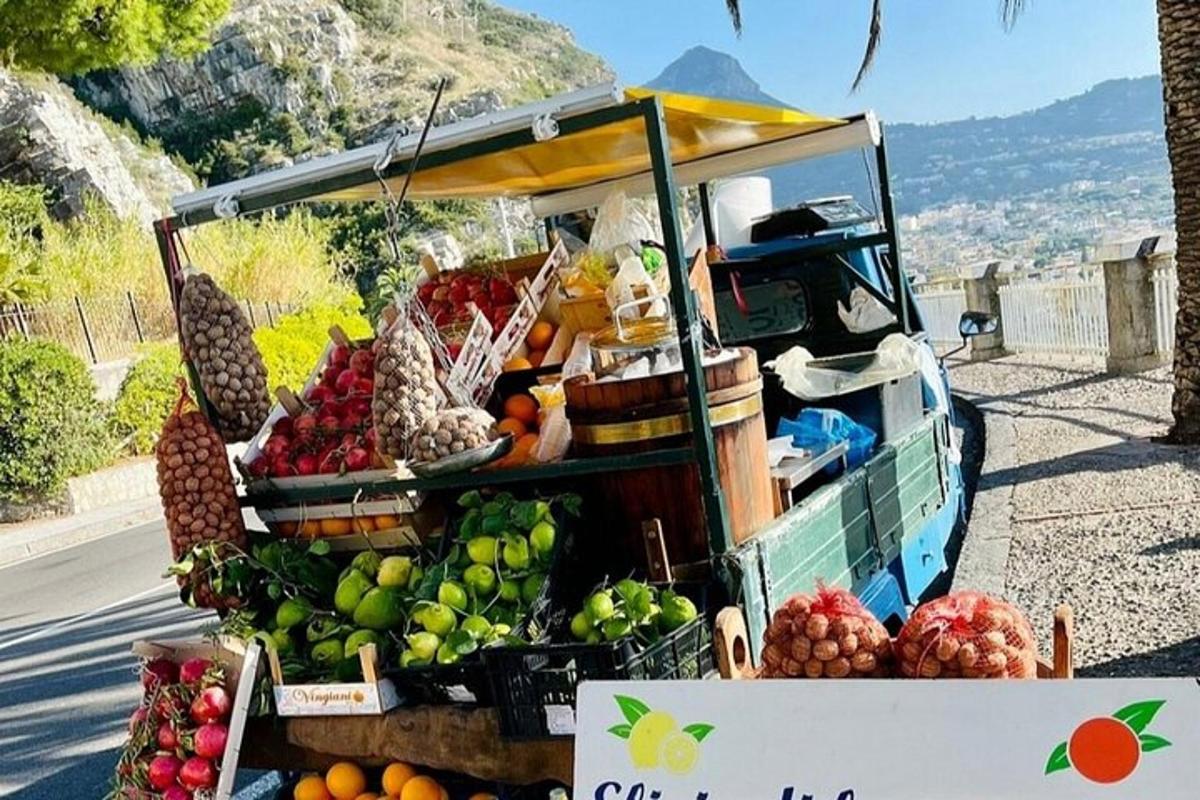 ένας πάγκος με φρούτα και λαχανικά μπροστά από ένα βαν