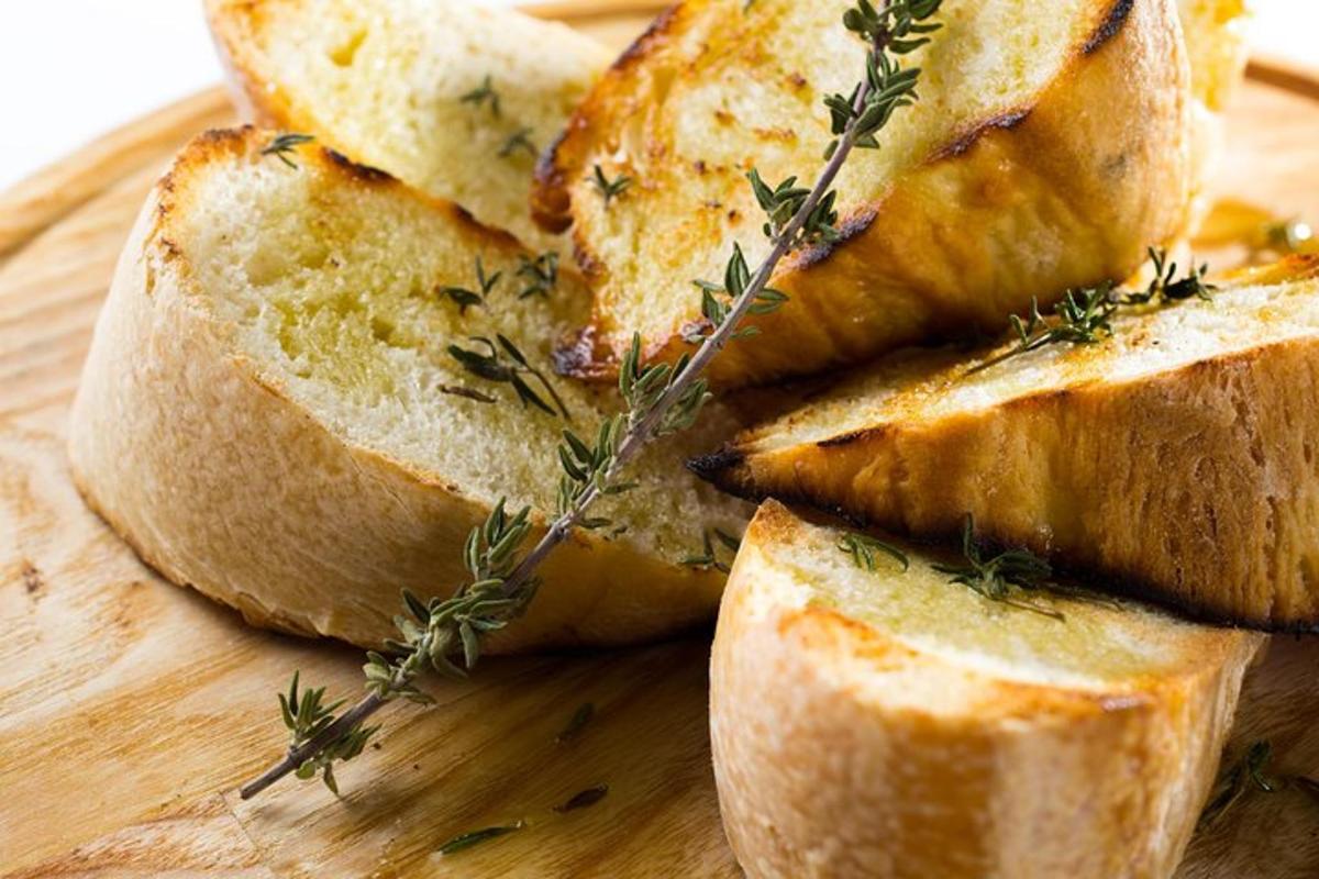 ein Stapel Brot auf einem hölzernen Schneidebrett