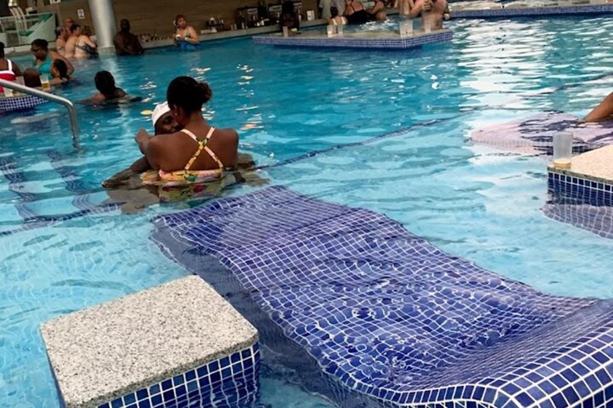 一名女子坐在游泳池水中