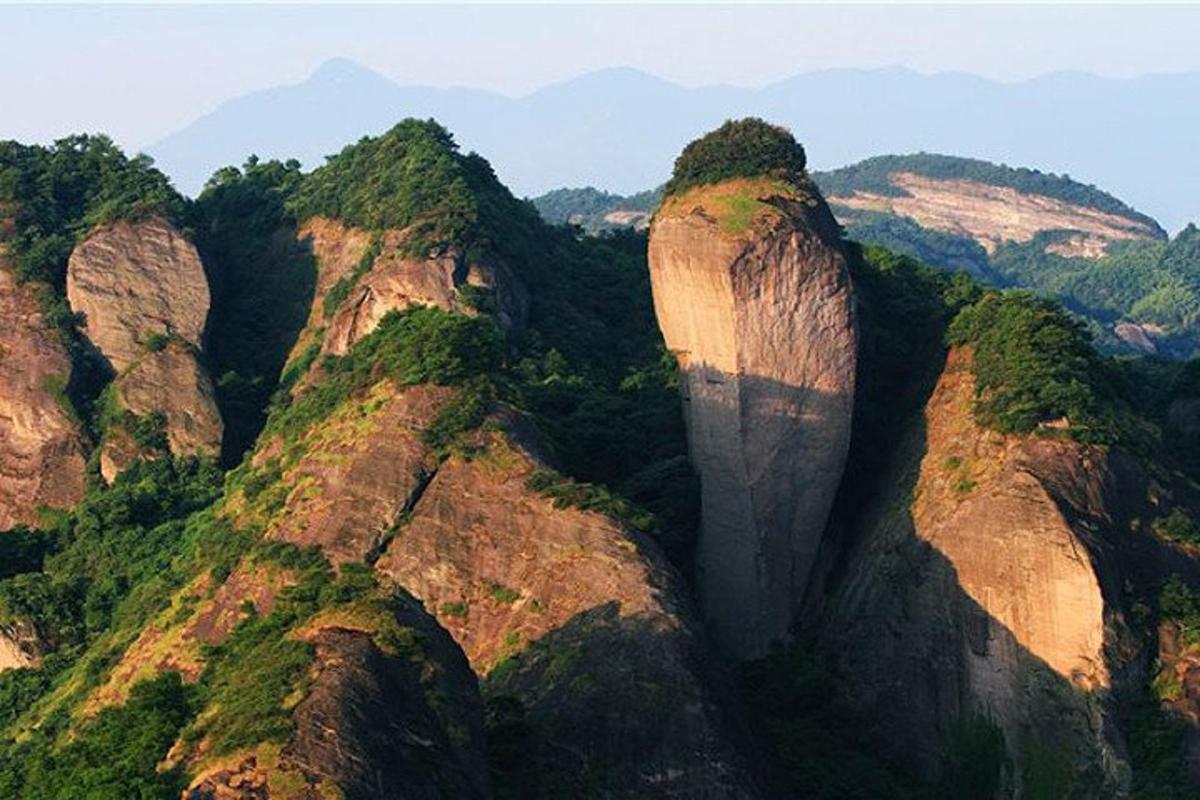 pemandangan banjaran gunung dengan pokok dan batu