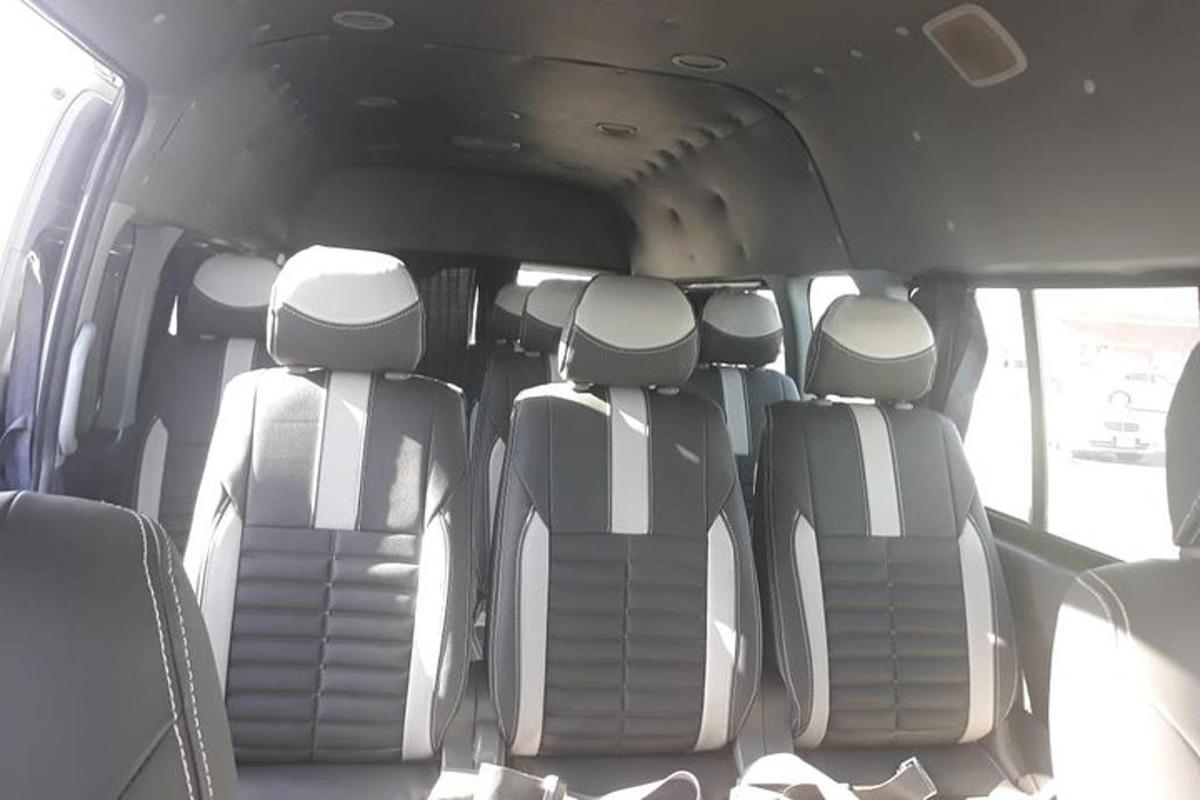 група з чотирьох сидінь у задній частині автомобіля