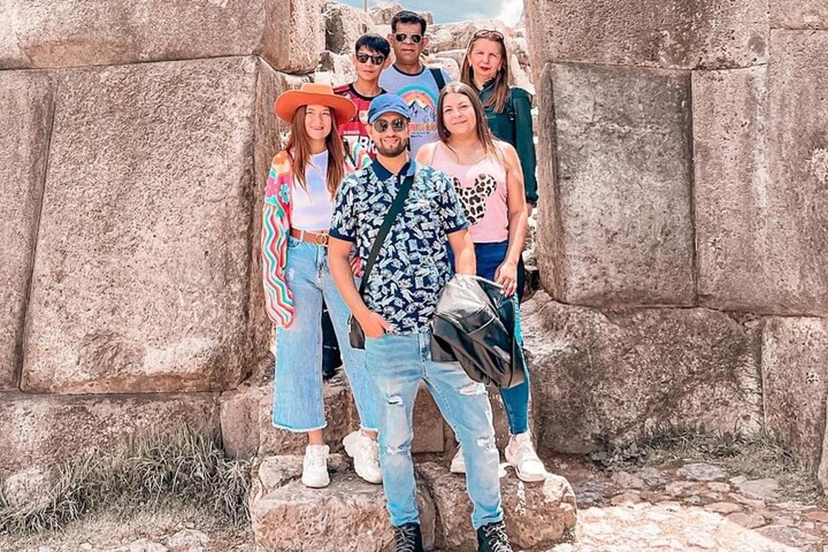 un grup de persones dretes al costat d'unes roques