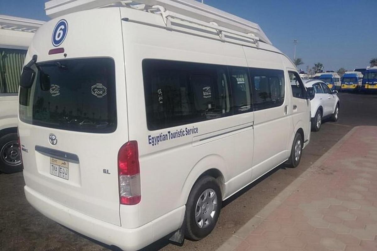 una camioneta blanca estacionada en un estacionamiento