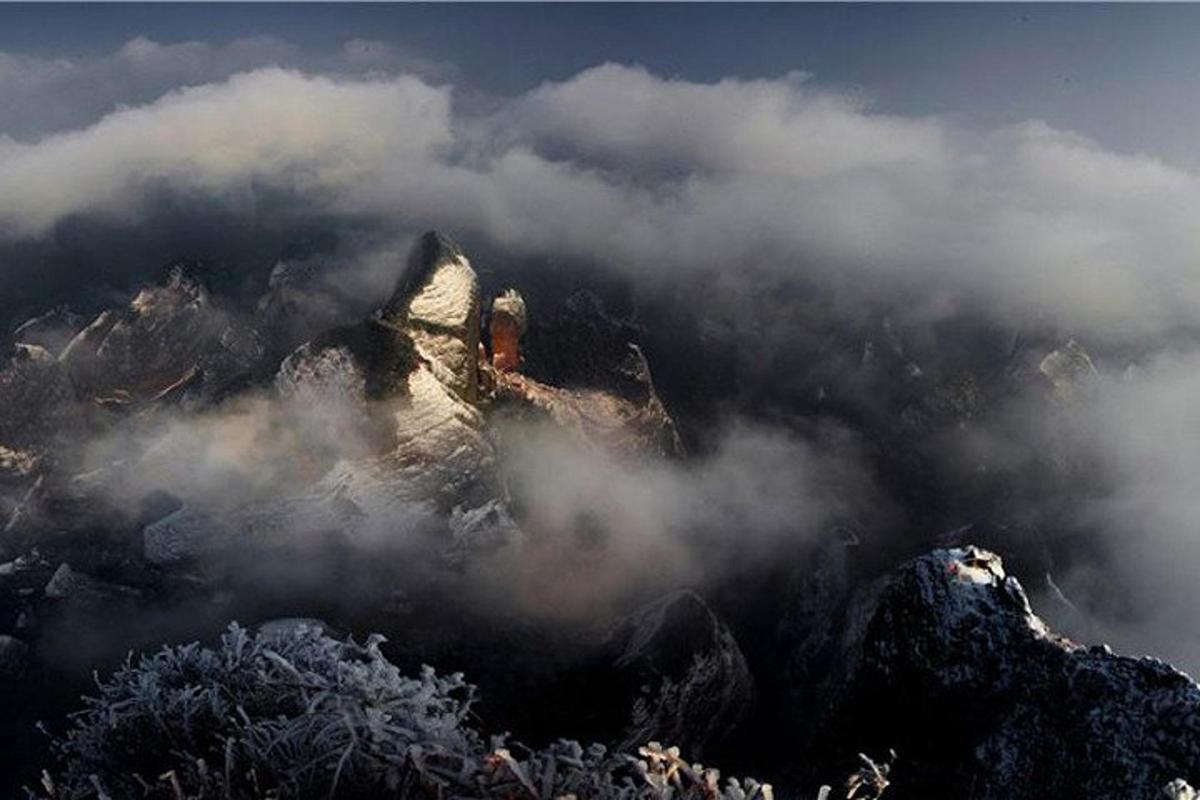 una vista de una montaña en las nubes