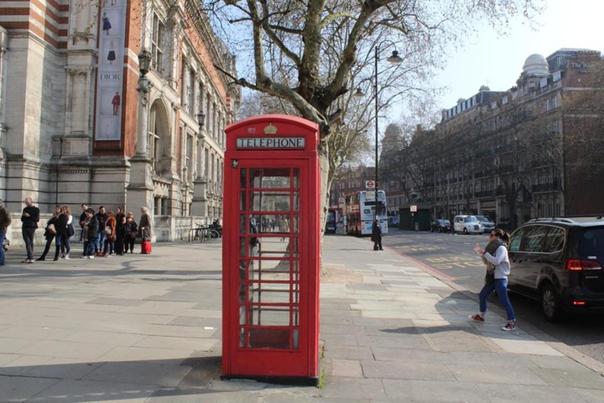 bilik telepon merah di jalan kota
