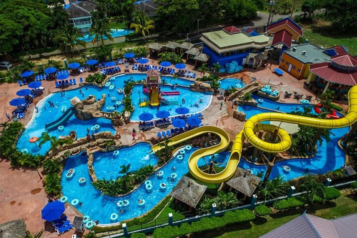 pemandangan udara taman air di resort