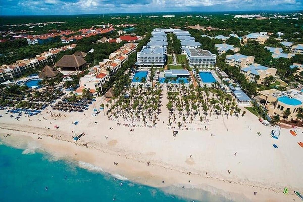 egy légi felvétel egy strandról egy csoport emberrel