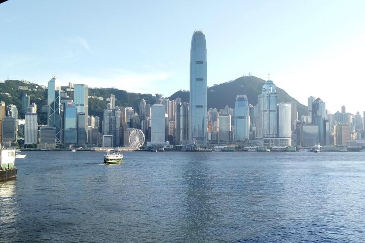 um barco na água em frente a uma grande cidade