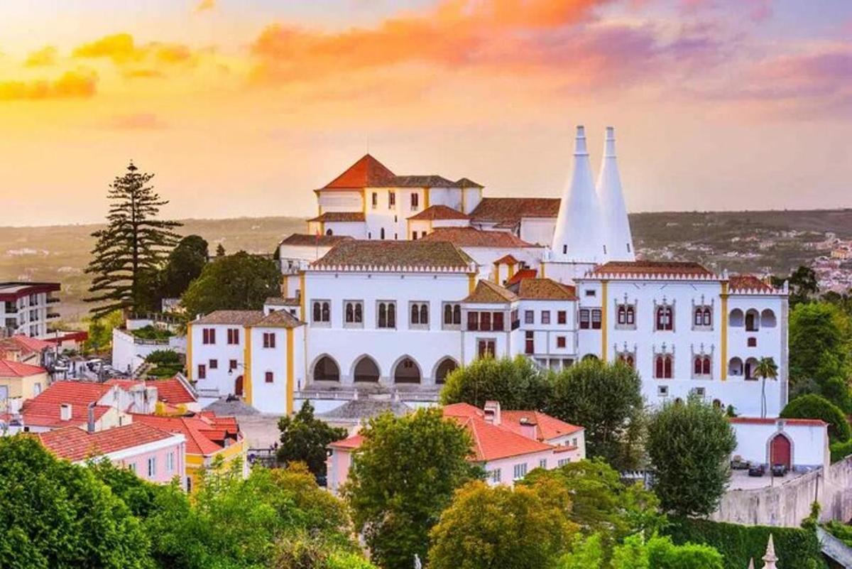 mesto z veliko belo stavbo s cerkvijo