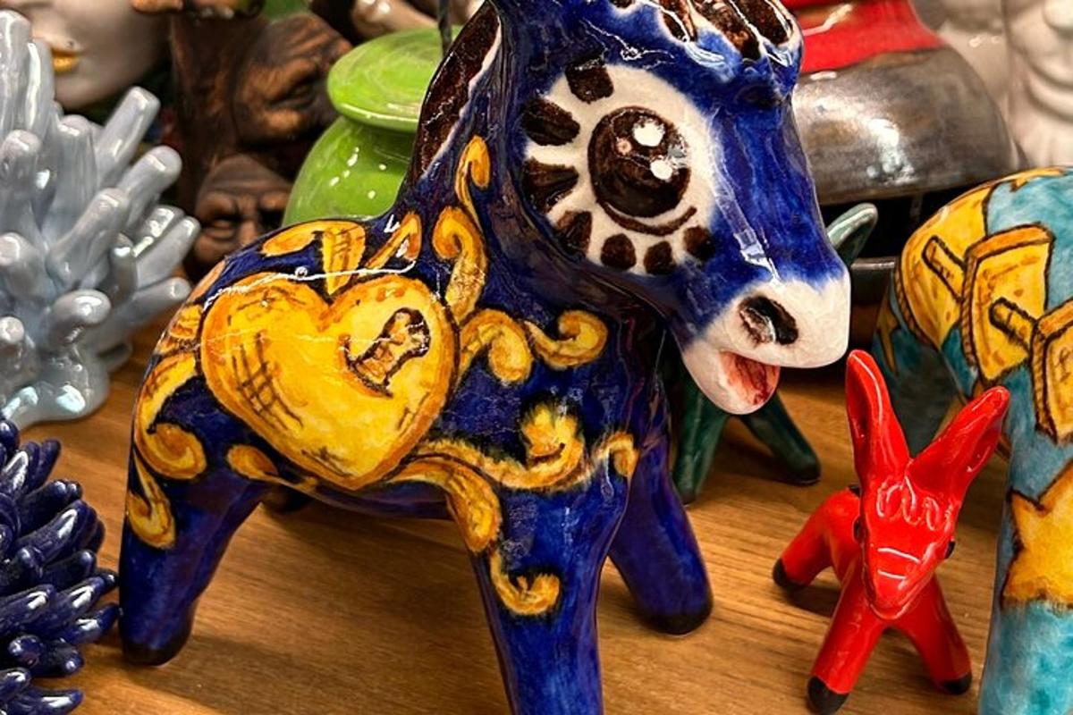 una statuina di una mucca seduta su un tavolo
