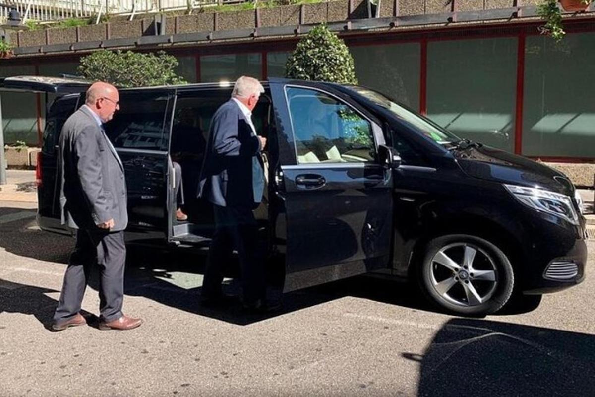 Tveir menn stíga út úr svörtum sendibíl