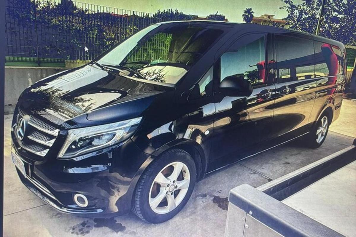 sebuah van hitam diletakkan di tempat letak kereta