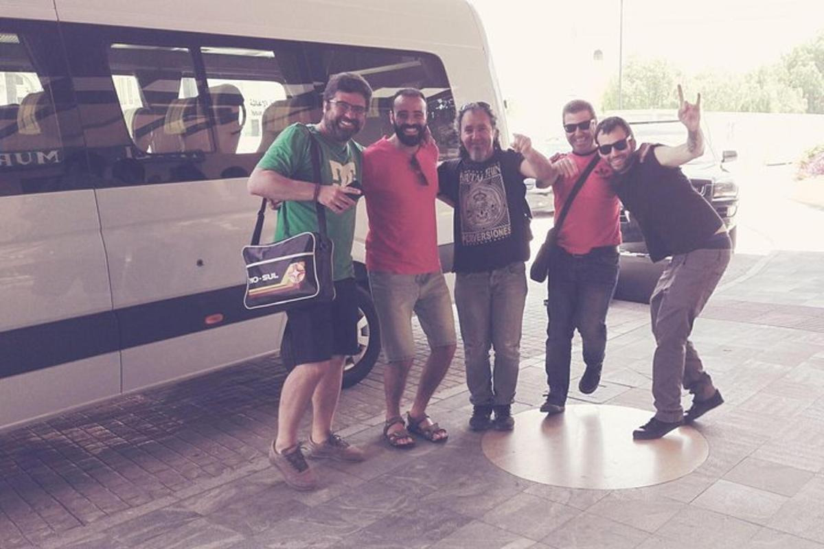 un gruppo di uomini in piedi davanti a un autobus