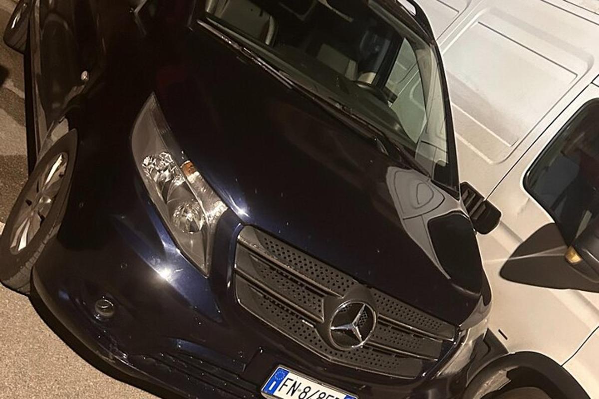 černý kamion zaparkovaný vedle bílého auta