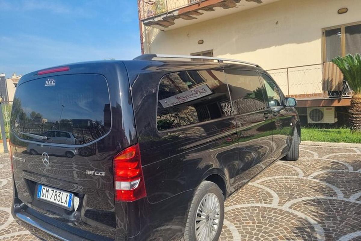 sebuah suv hitam diletakkan di hadapan sebuah rumah