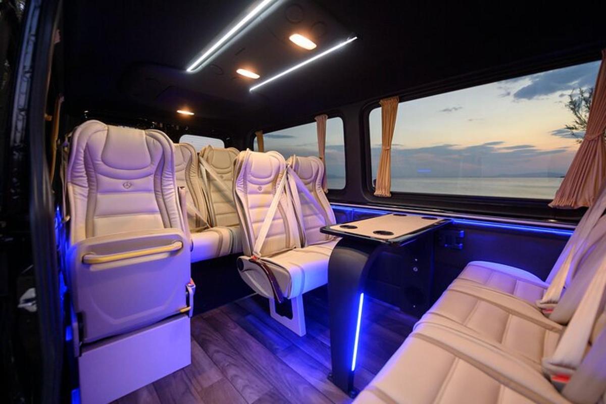 buss lillade istmete ja lauaga