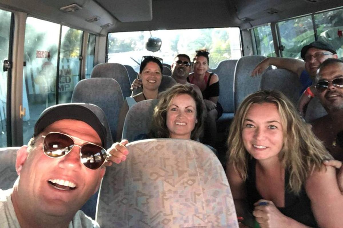 grupp inimesi istub bussis