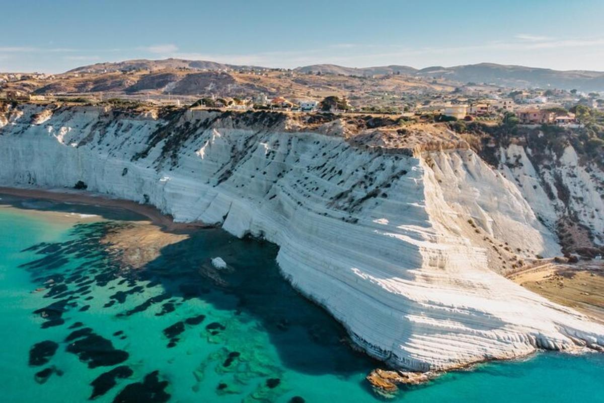 una vista aérea de un acantilado sobre el agua