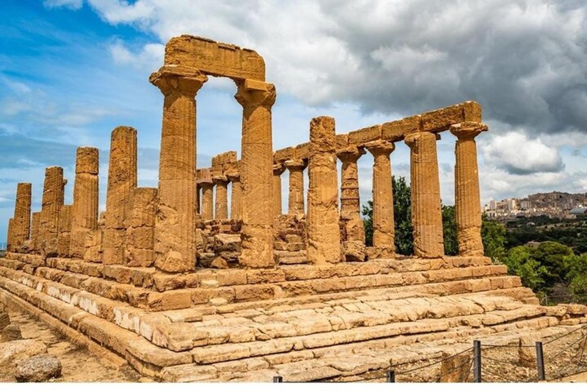 Un antiguo templo con columnas en una colina