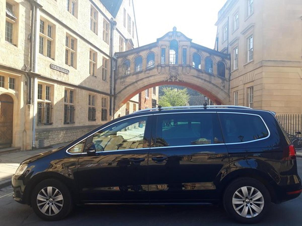 Černé SUV zaparkované na městské ulici s mostem