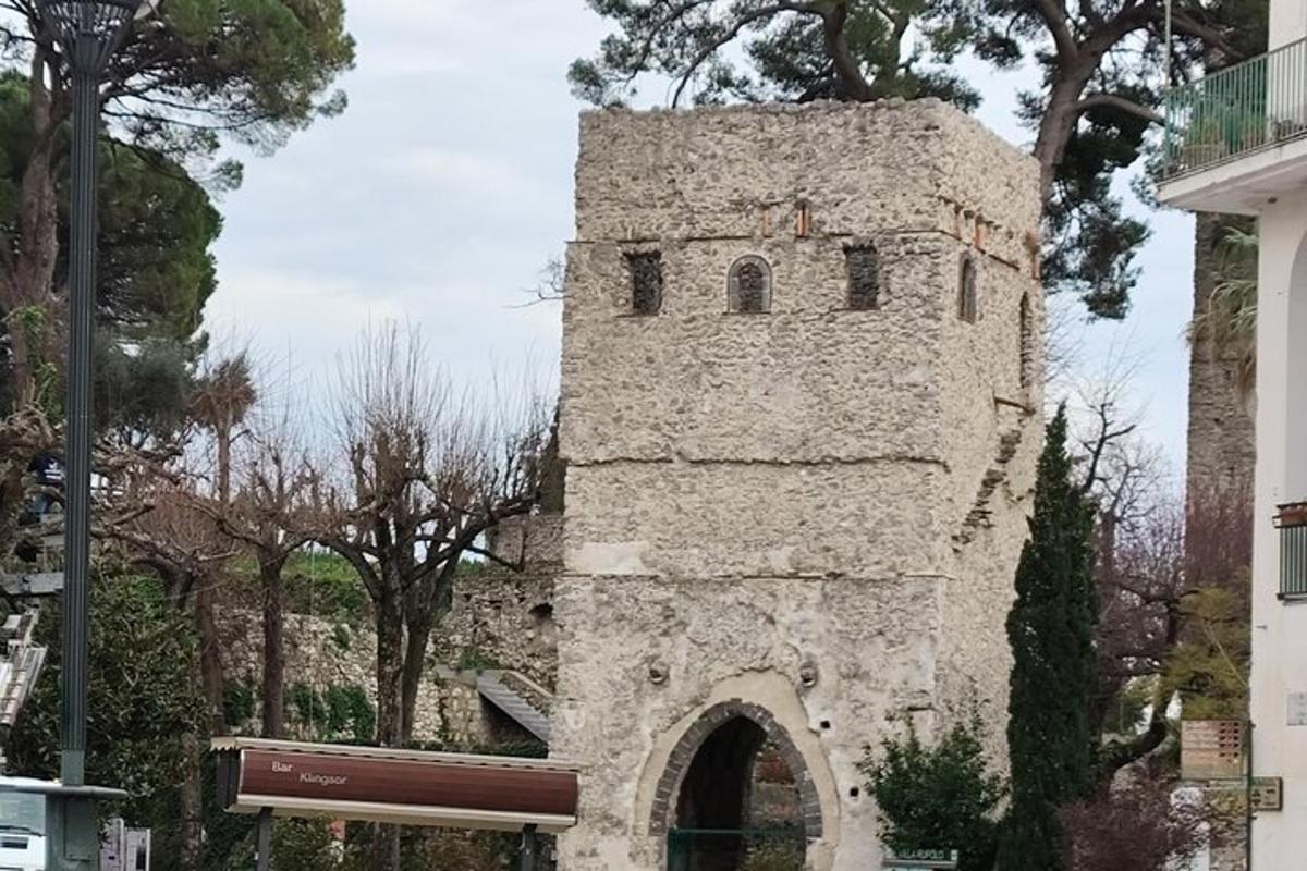 egy régi kőtorony kapuval egy városban