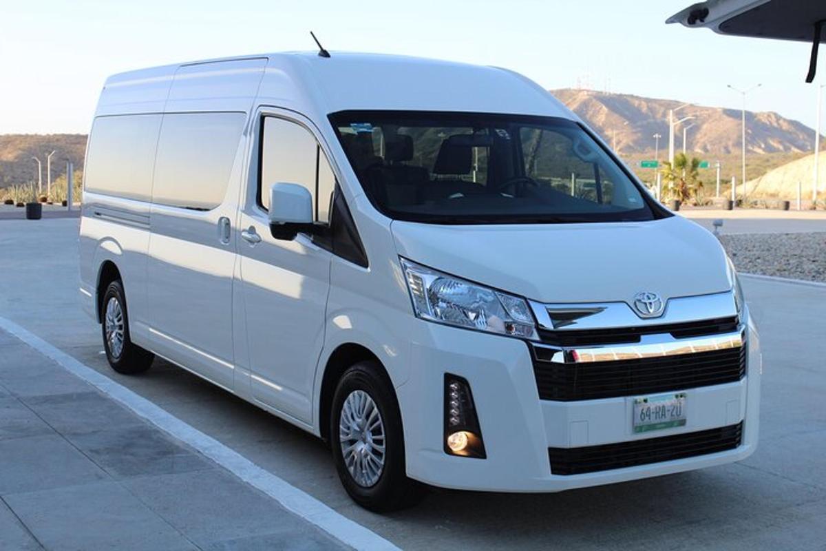 bel kombi parkiran na parkirišču