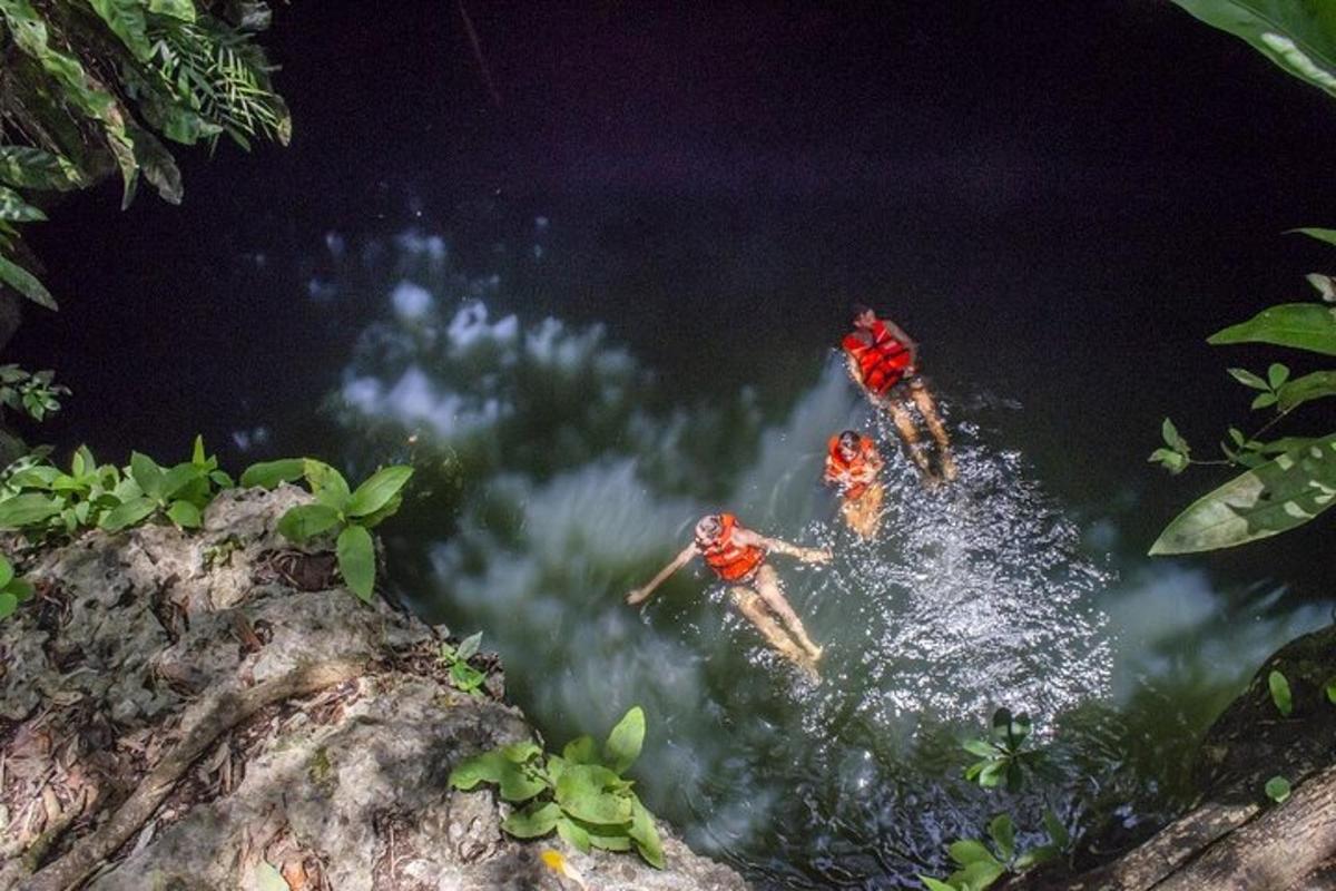 trois personnes sautant dans l'eau la nuit
