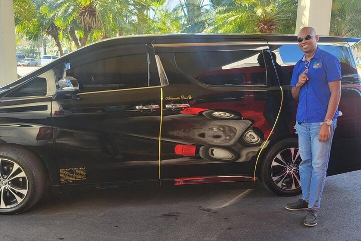 Un hombre parado frente a una camioneta negra