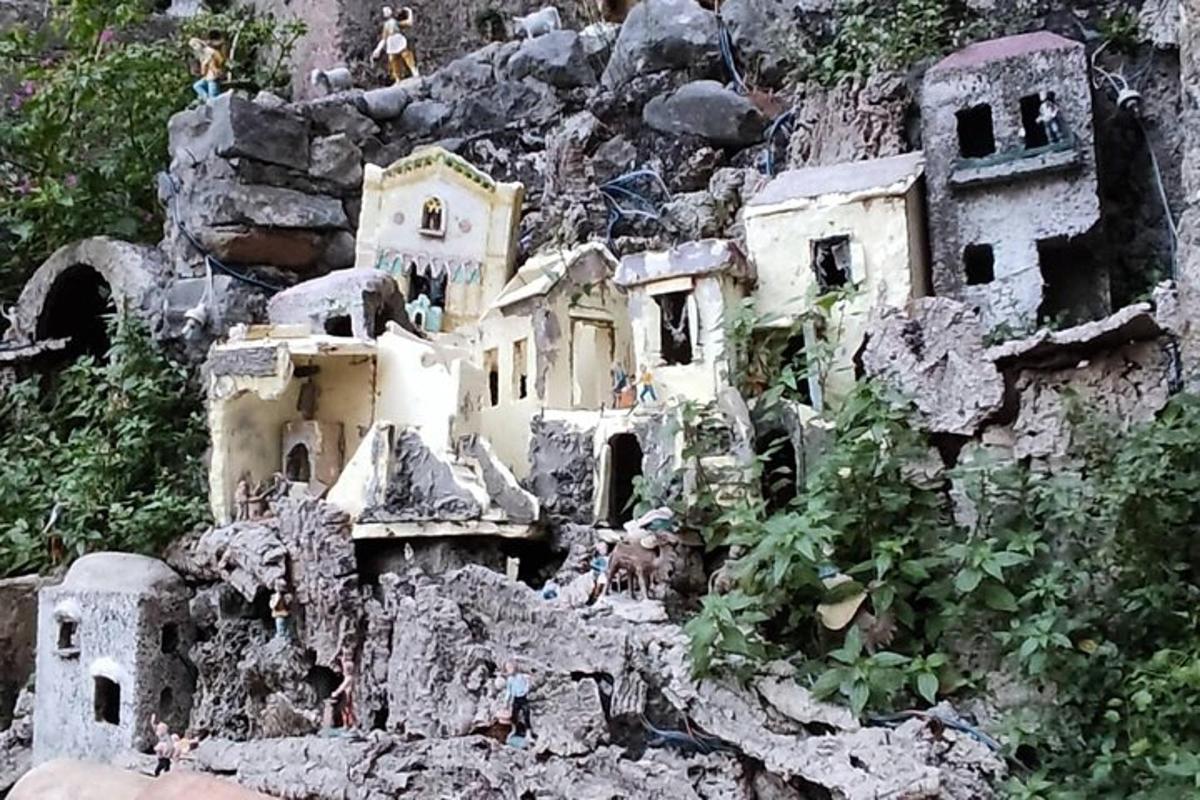 um grupo de casas em uma montanha rochosa