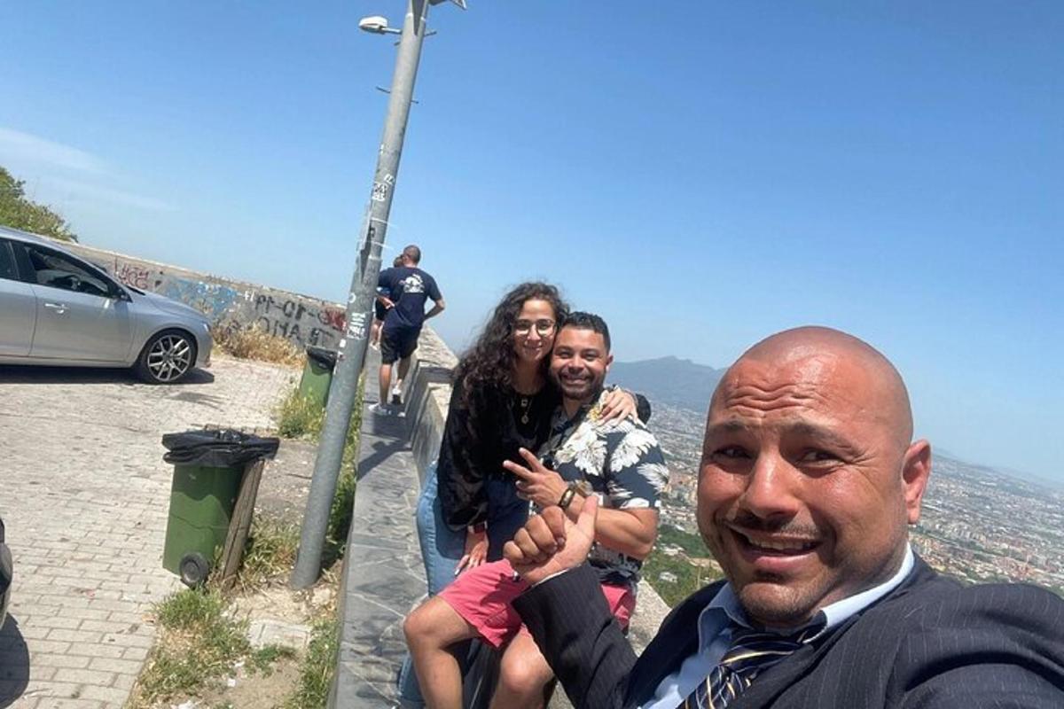 egy csoport ember pózol egy képhez egy hegyen