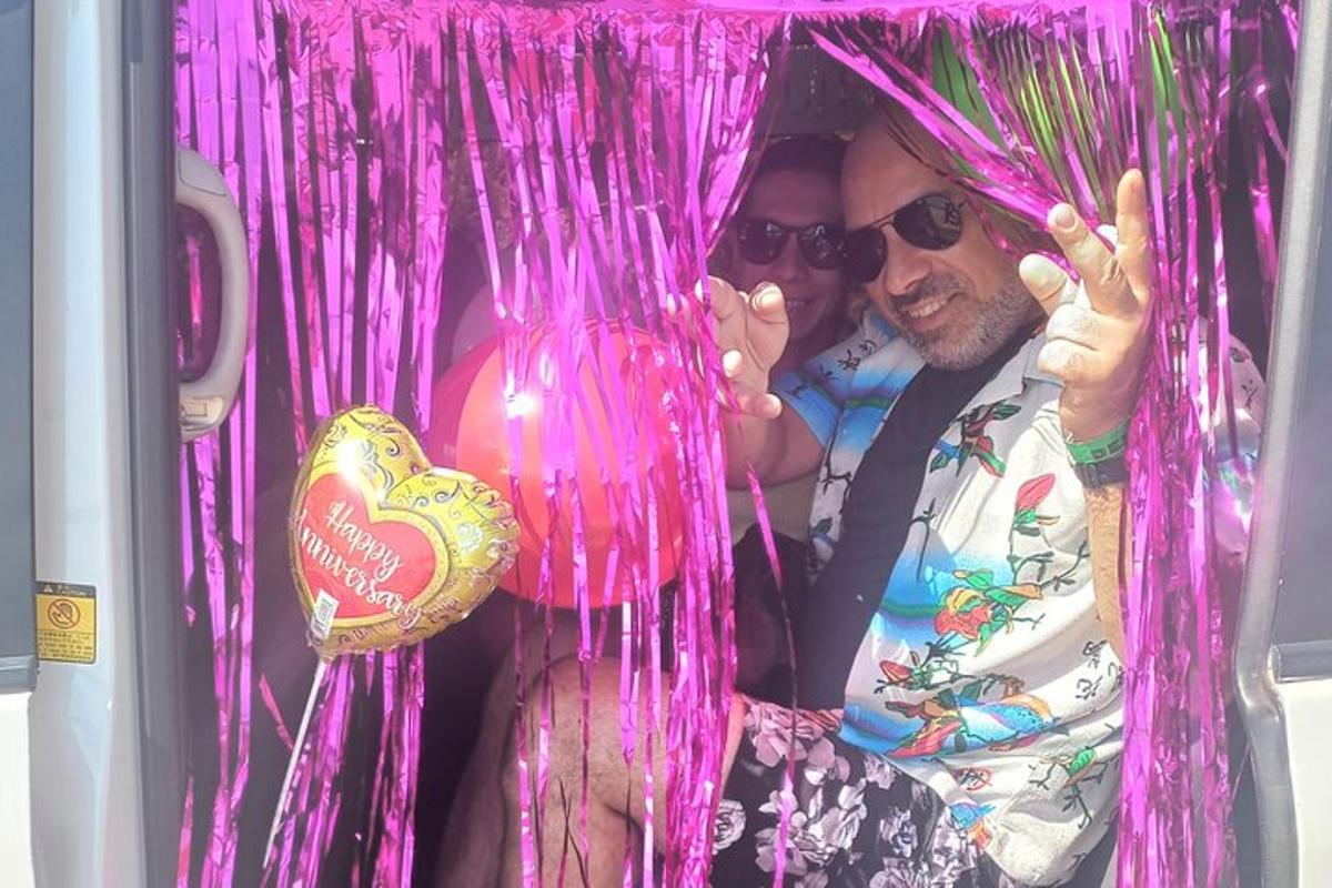 un uomo e una donna posano per una foto con un vaso