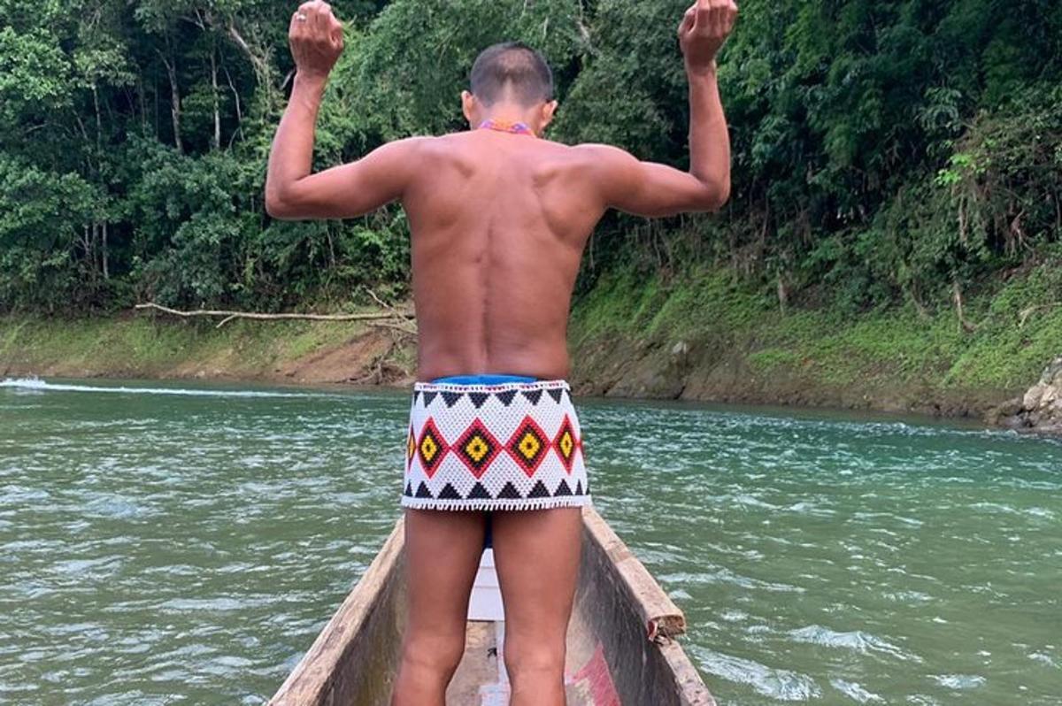 un uomo in una barca su un fiume