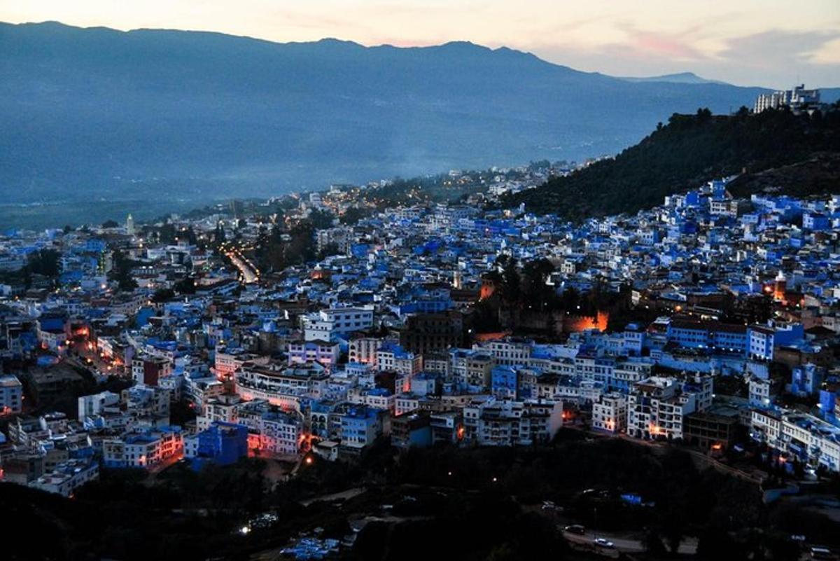 ein Blick auf eine blaue Stadt bei Nacht