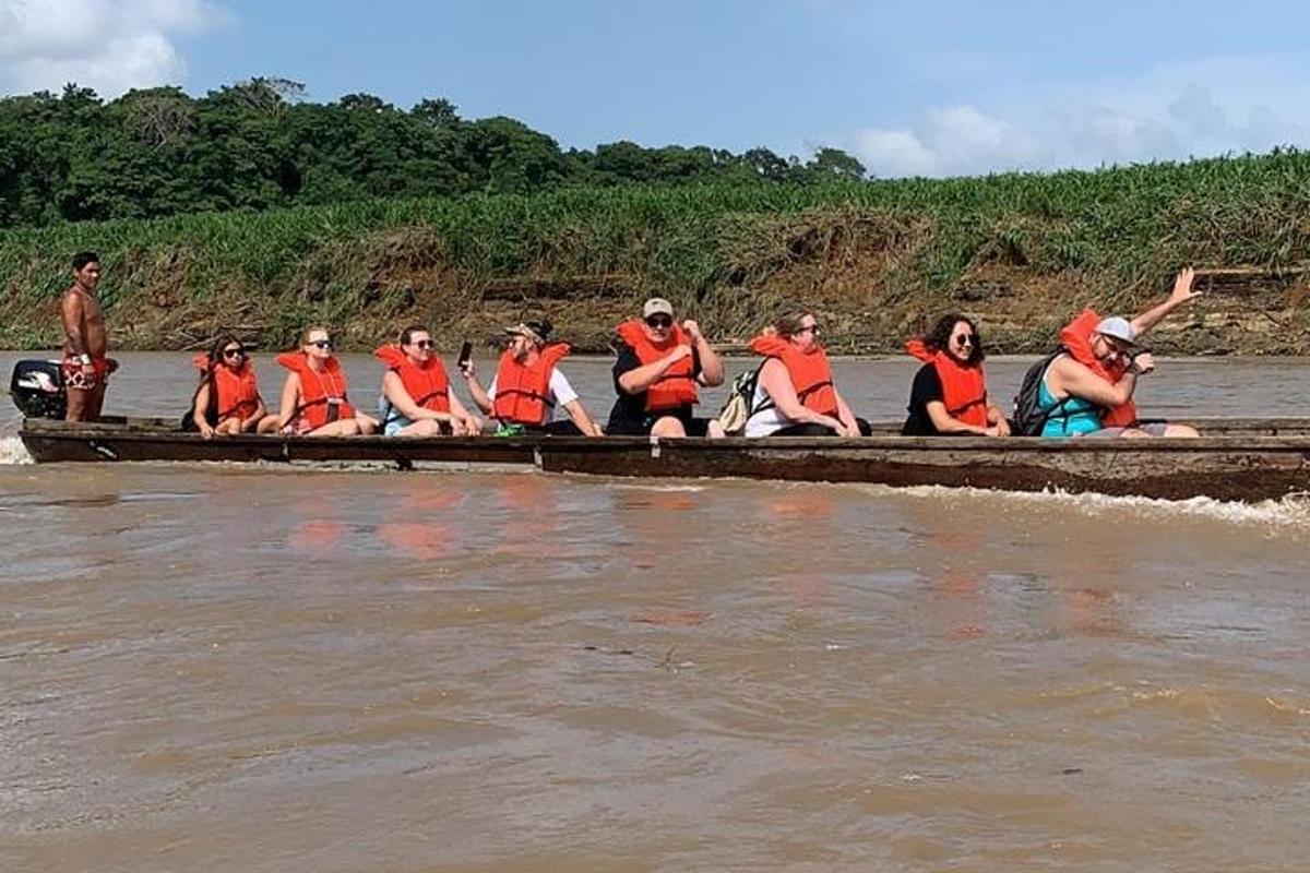 un gruppo di persone sedute su una barca in acqua