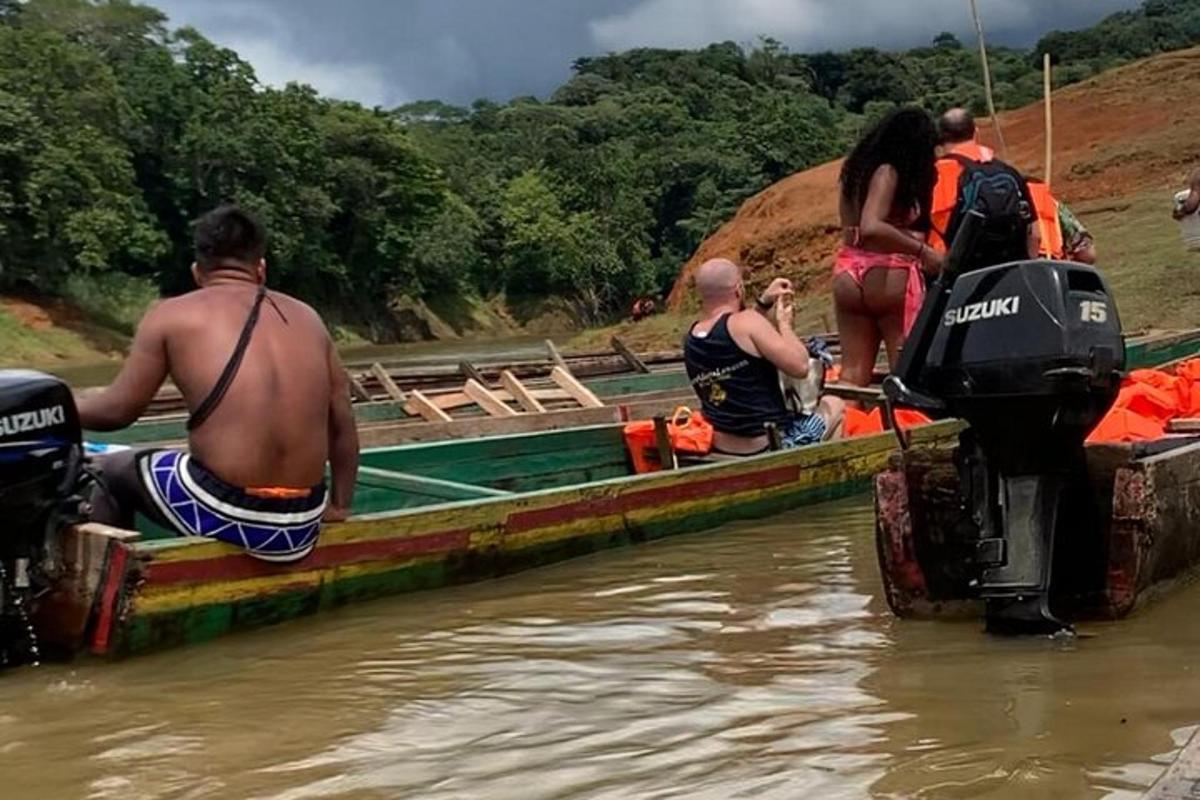 isang grupo ng mga tao sa isang bangka sa tubig