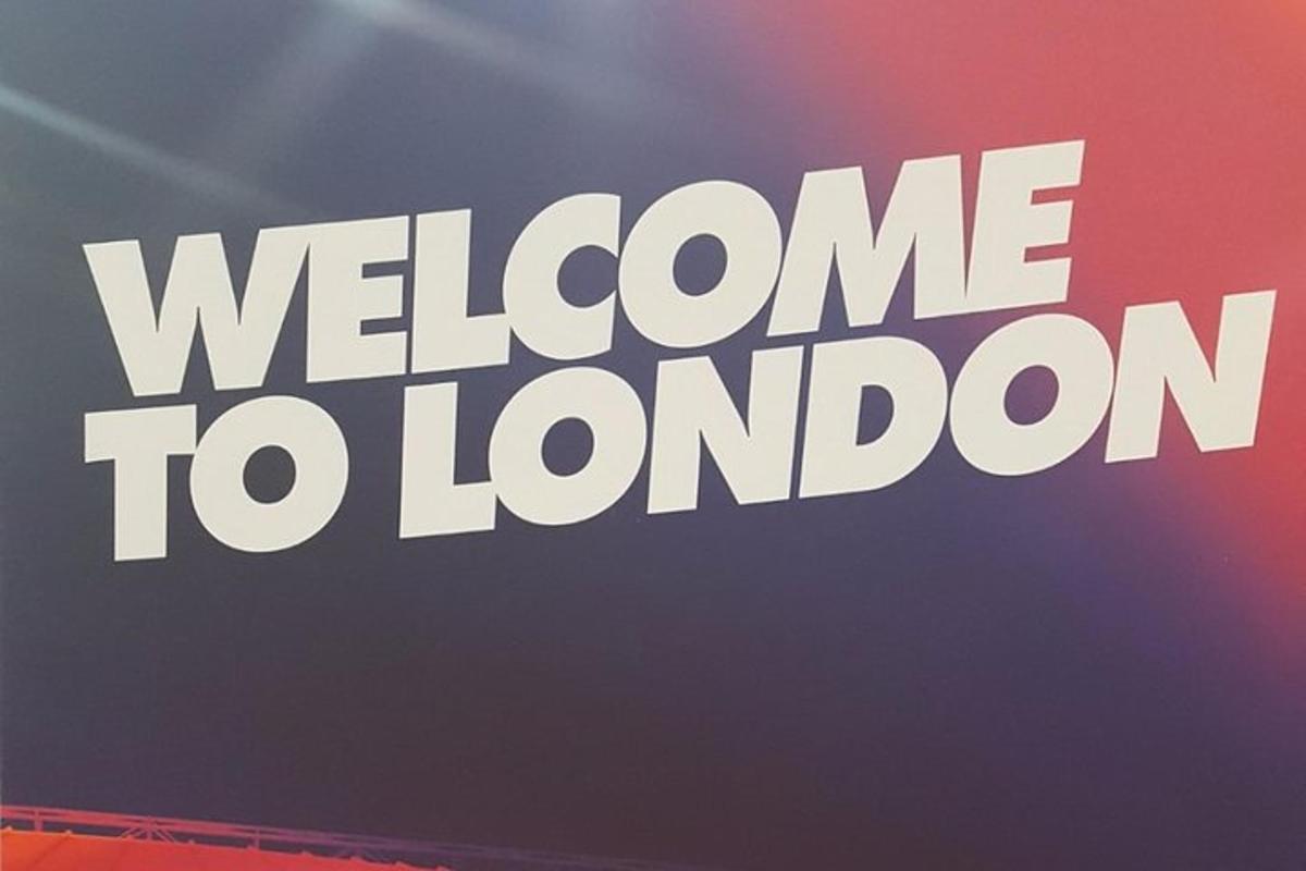a sign that says welcome to london on it