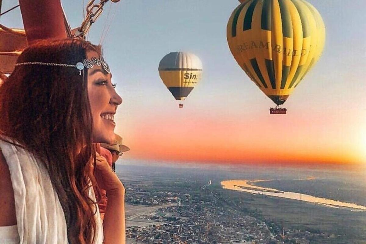 ženska gleda navzgor na balone na vroč zrak