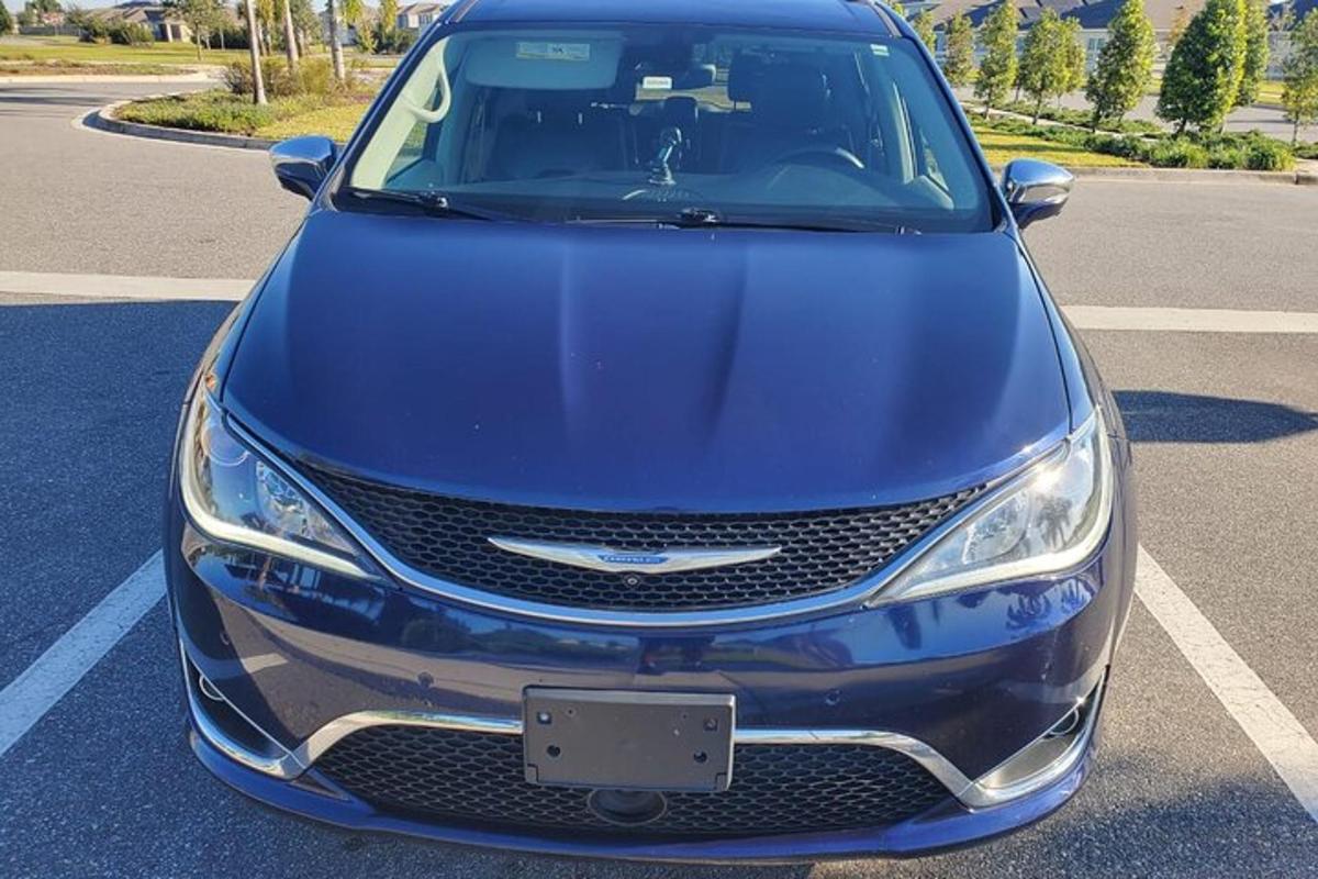 sinine auto pargitud parklas