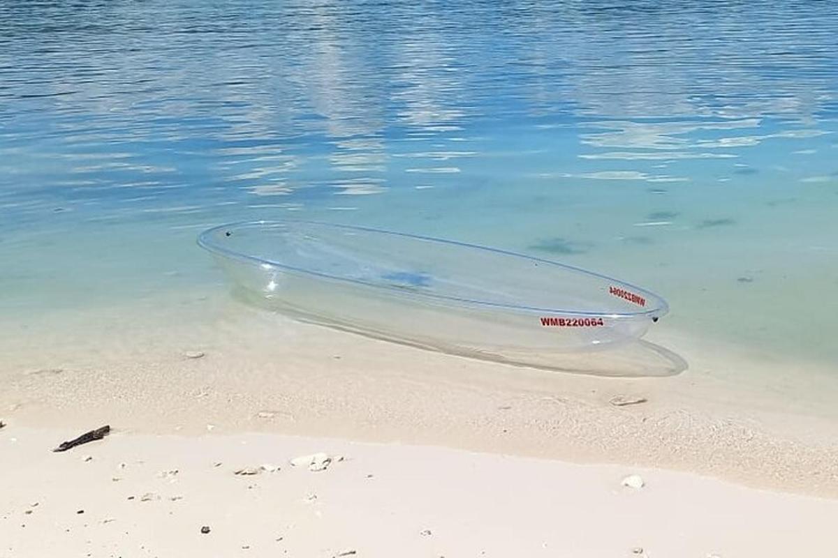 mangkuk plastik yang terletak di air di pantai