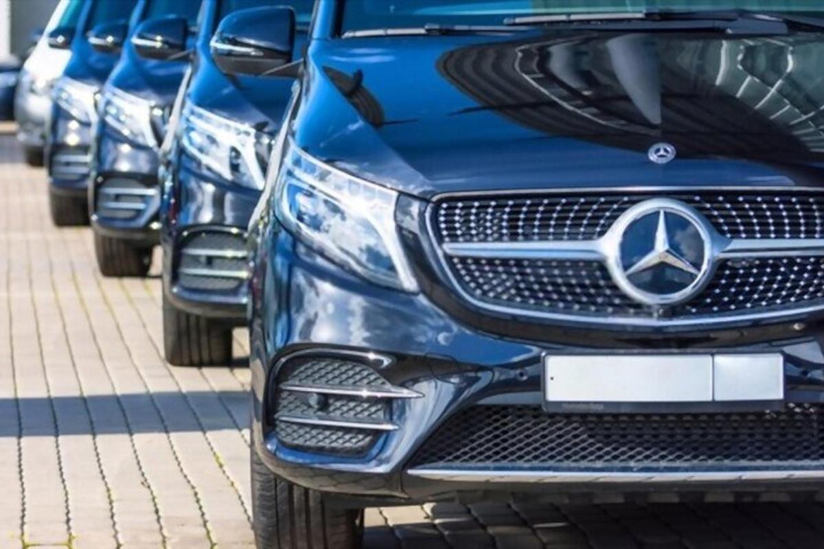 une rangée de voitures garées dans un parking